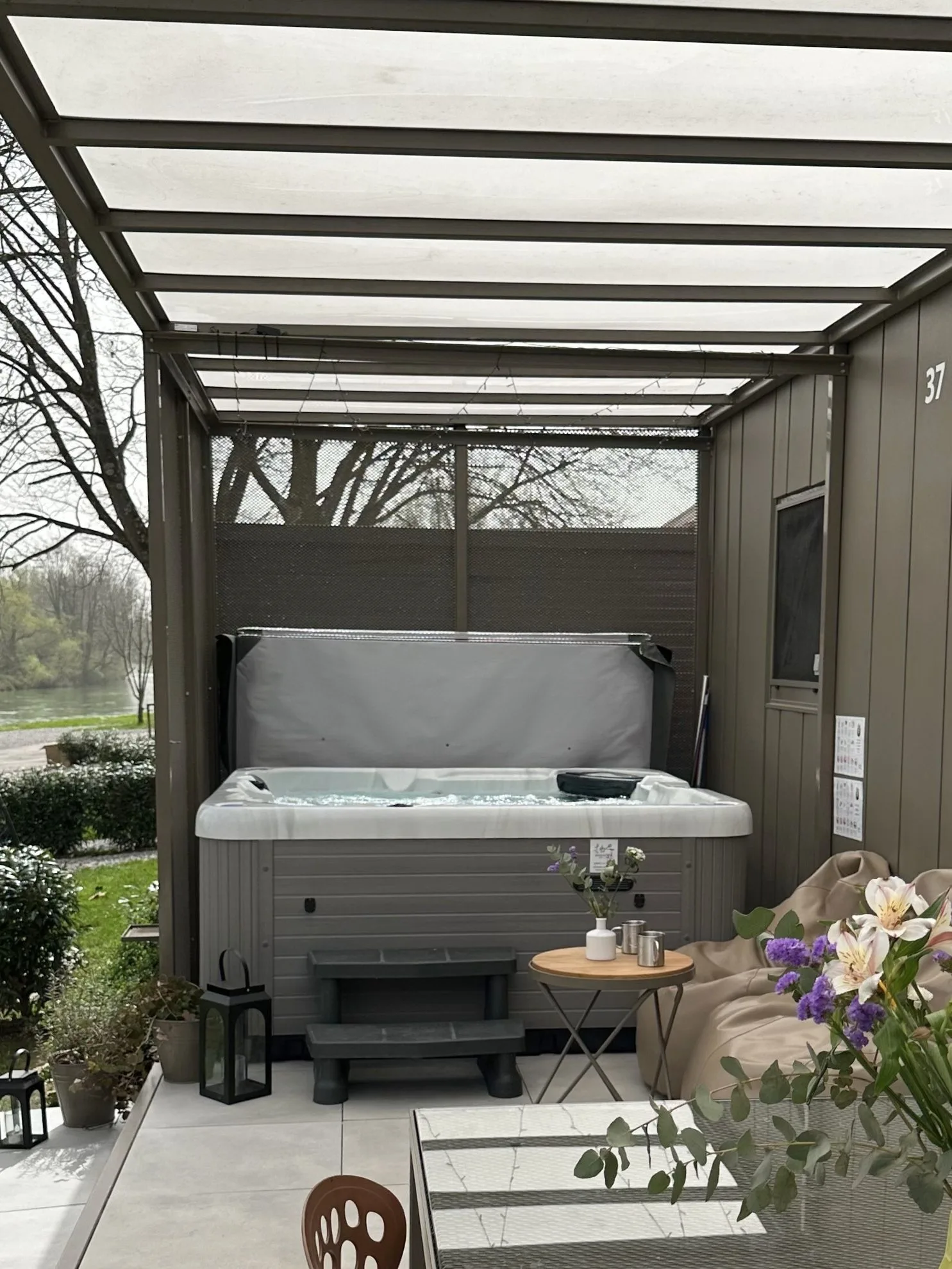 Magnolia XL masažna kad