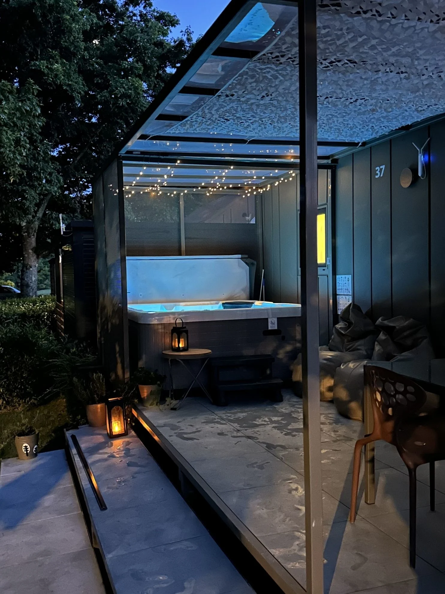 Magnolia XL masazna kad, zvecer